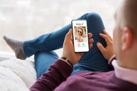 Mann nutzt eine Dating-App am Smartphone