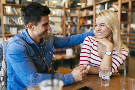 Frau und Mann flirten miteinander