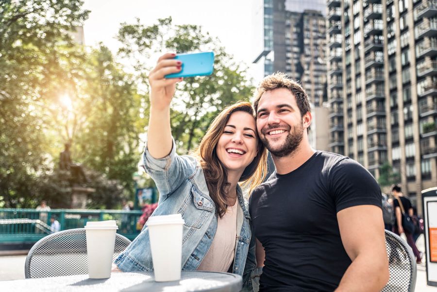 Paar macht Selfie in der Stadt