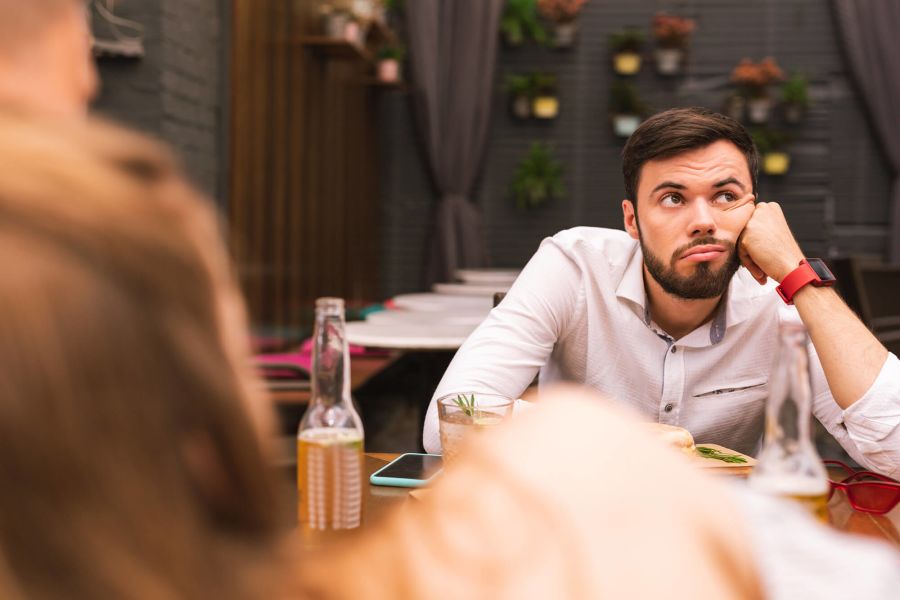 Mann hat Langeweile bei Date