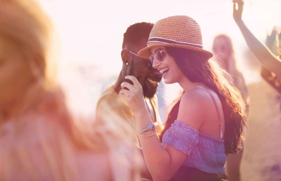 Frau flirtet auf Party mit einem Mann