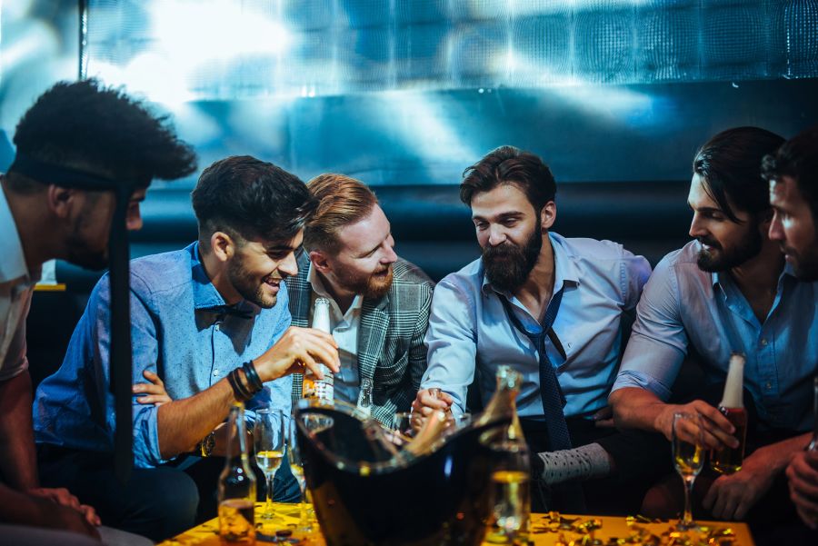 Manner trinken zusammen in einen bar